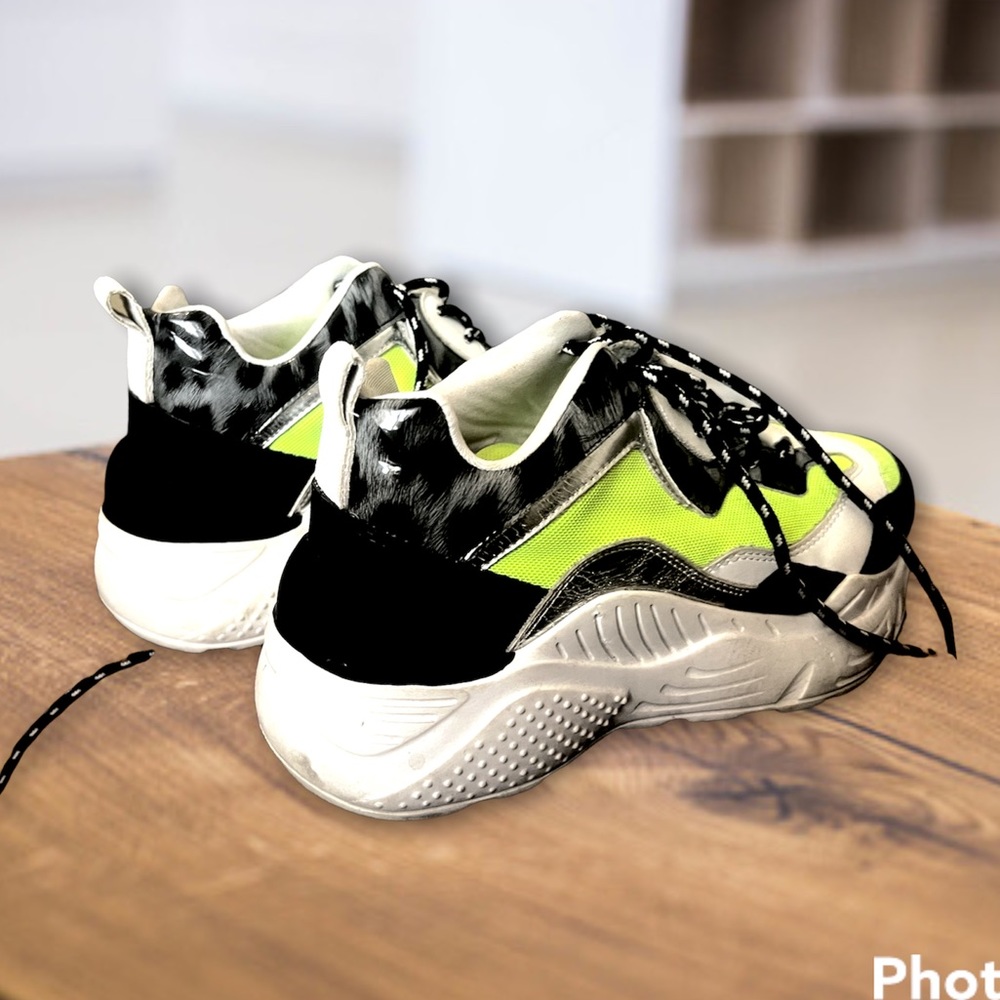 Steve Madden Women’s Antonia sneaker green and black leather size 6